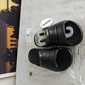 NWT OOFOS SANDAL Size 8 women, size 6 men. Very Nice sandal. BLACK NWT OOFOS.